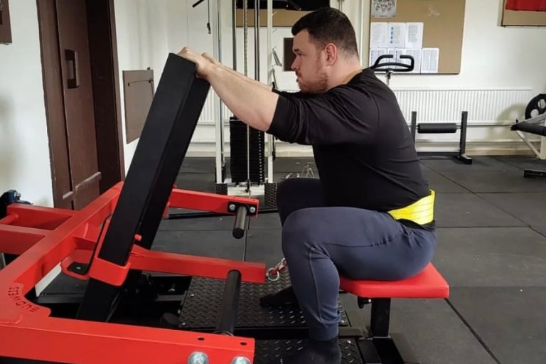 Belt Squat: Moderní nástroj pro bezpečný a efektivní trénink dolních končetin